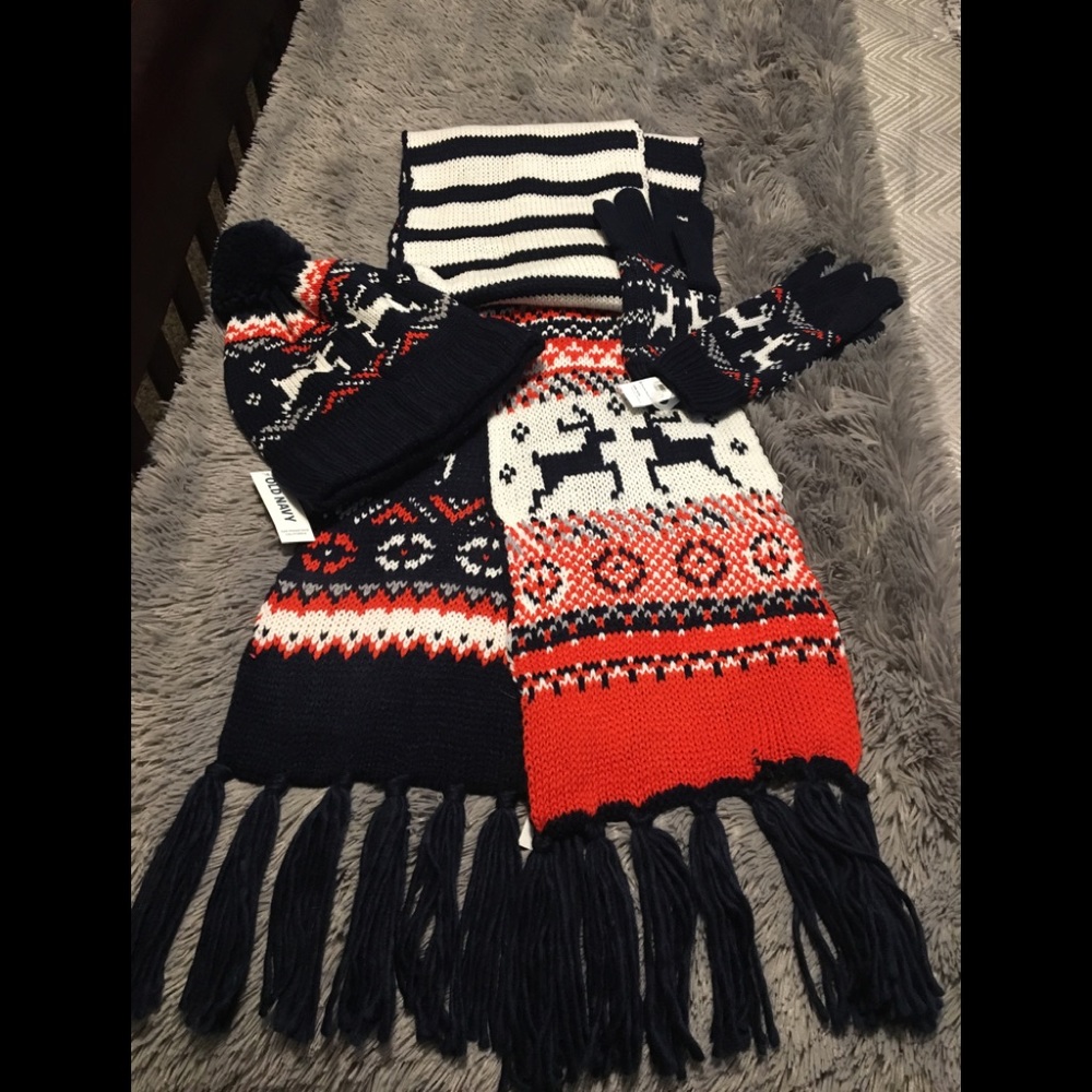 Old Navy hat, scarf and gloves set!